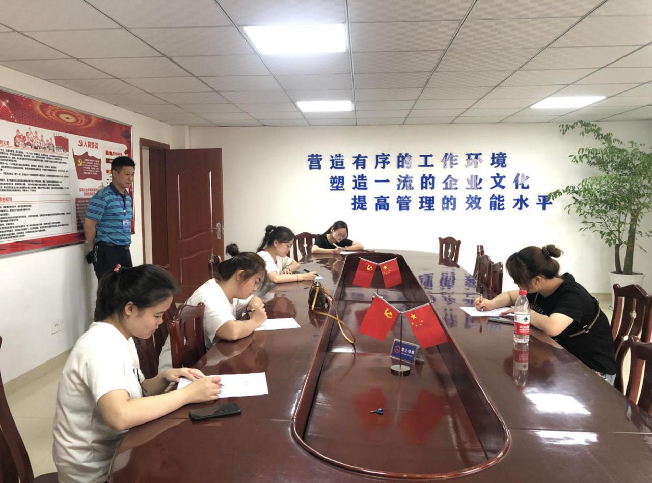 你我手牽手，爭(zhēng)做文明星