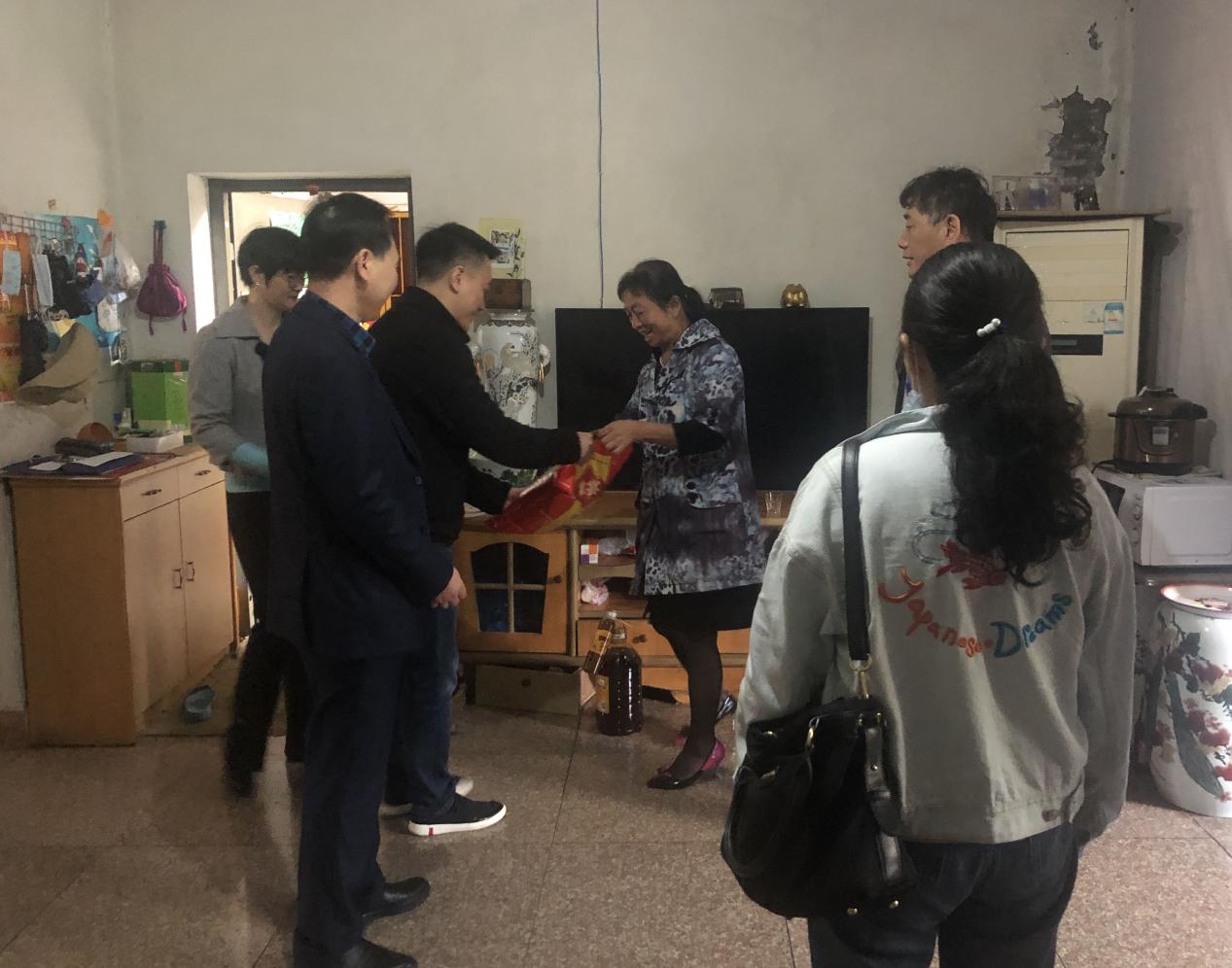 走訪慰問困難戶，真情關(guān)愛暖人心