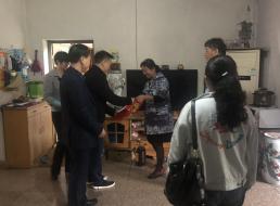 走訪(fǎng)慰問(wèn)困難戶(hù)，真情關(guān)愛(ài)暖人心