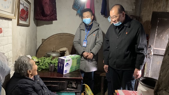 集團(tuán)公司慰問“雙包雙?！鄙鐓^(qū)困難群眾