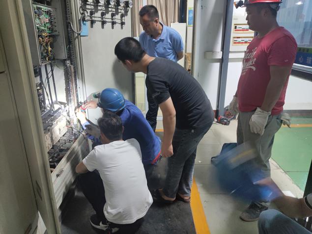 通宵奮戰(zhàn)，順利完成一水廠泵站電氣改造