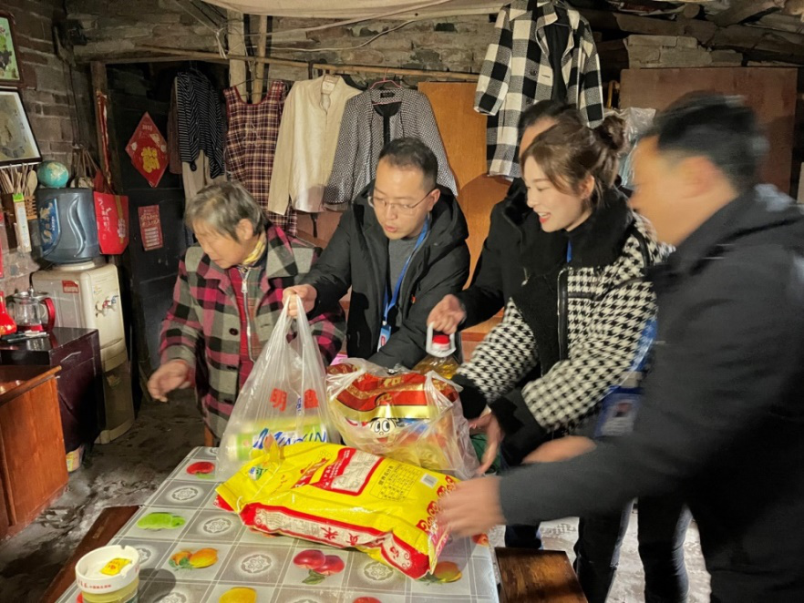 節(jié)前慰問送溫暖，情系下渡口社區(qū)困難群眾