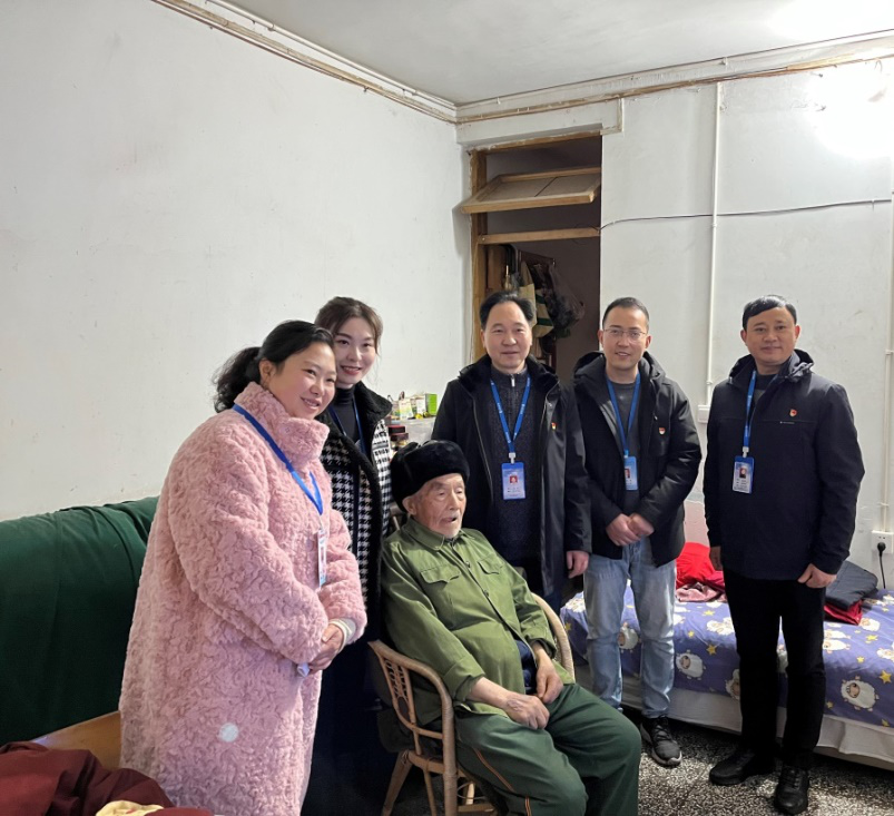 節(jié)前慰問送溫暖，情系下渡口社區(qū)困難群眾