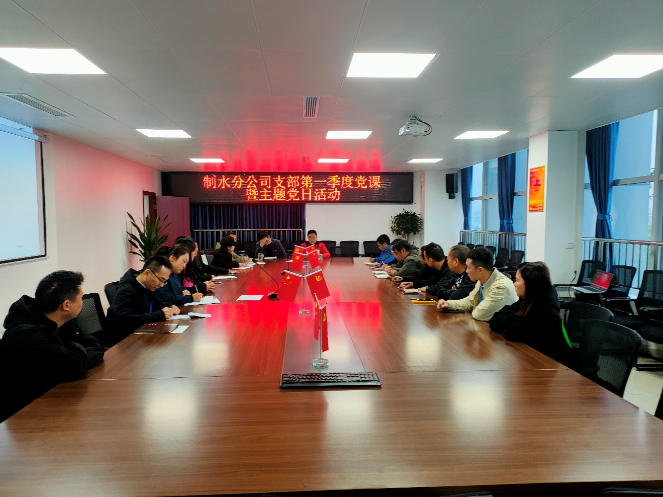 弘揚(yáng)雷鋒精神，在平凡中成就不平凡