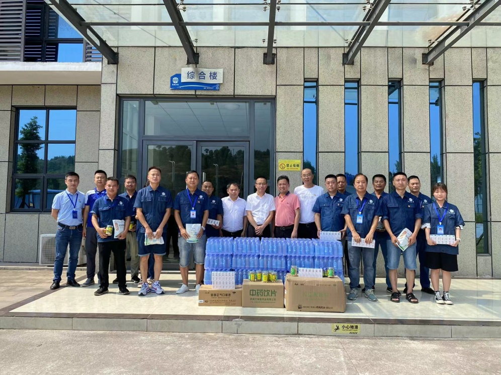 公服集團(tuán)黨委書記、董事長楊中才一行到清源水務(wù)公司開展“夏送清涼”慰問活動(dòng)