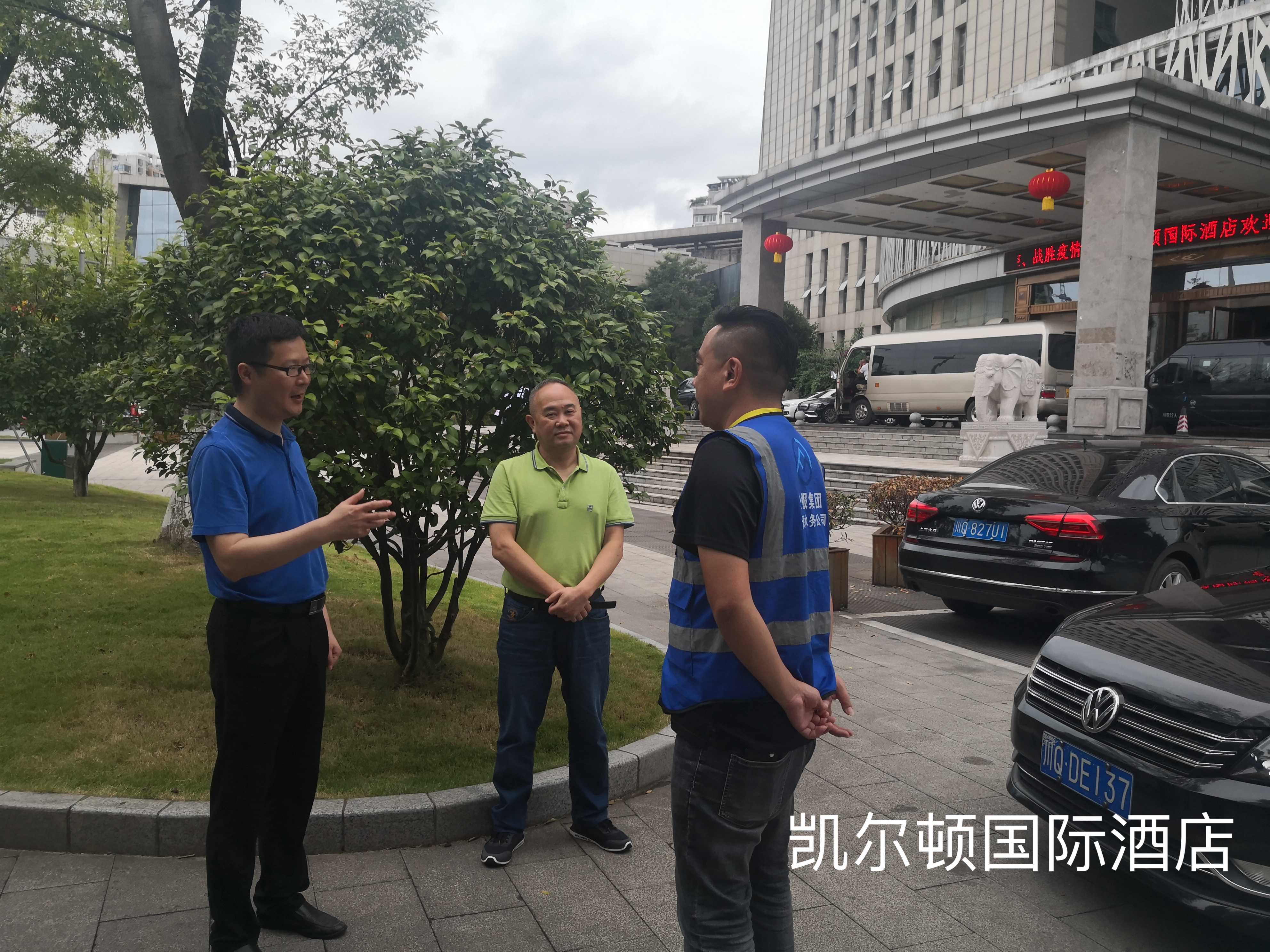 公服集團(tuán)黨委委員、監(jiān)事會(huì)主席周威看望動(dòng)力電池大會(huì)各保障點(diǎn)一線(xiàn)員工